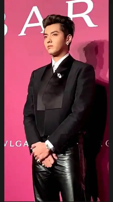 吴亦凡#皮裤加西衣,还有谁能穿得这么帅?-全民小视频