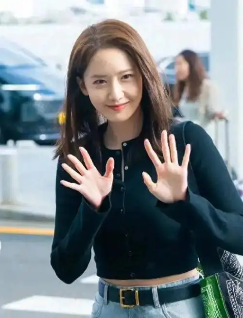 林允儿太美貌了短t恤牛仔裤被她驾驭的很帅气不需精修的美貌