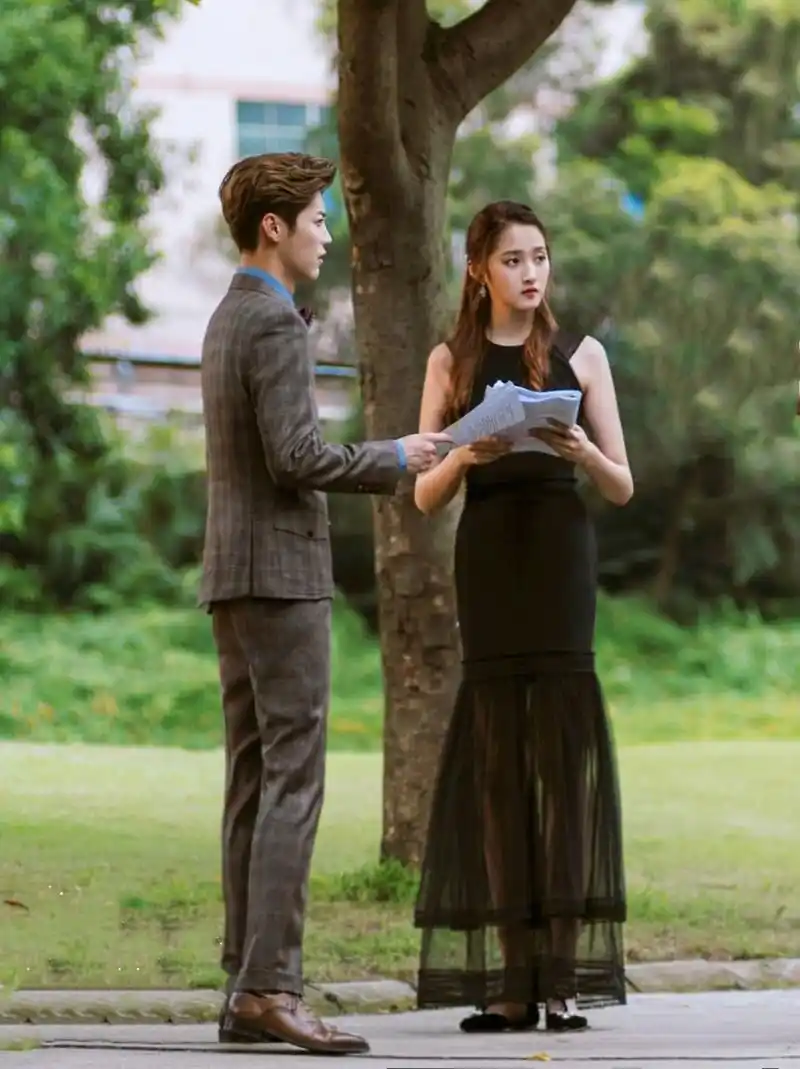 鹿晗晒照纪念出道6周年不忘秀恩爱!和关晓彤情侣款围巾超抢镜!