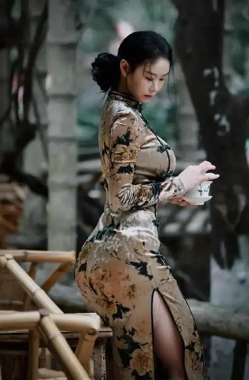 中国版卡戴珊,拥有完美翘臀,穿旗袍"花瓶"被摄影师抓拍而走红