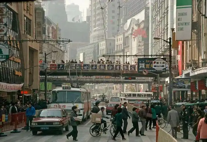 2的城市,很喜欢在上海拍照,90年代魔都已经是高速发展阶段了