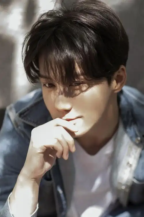 王一哲曝光写真大片剑眉星目帅气十足