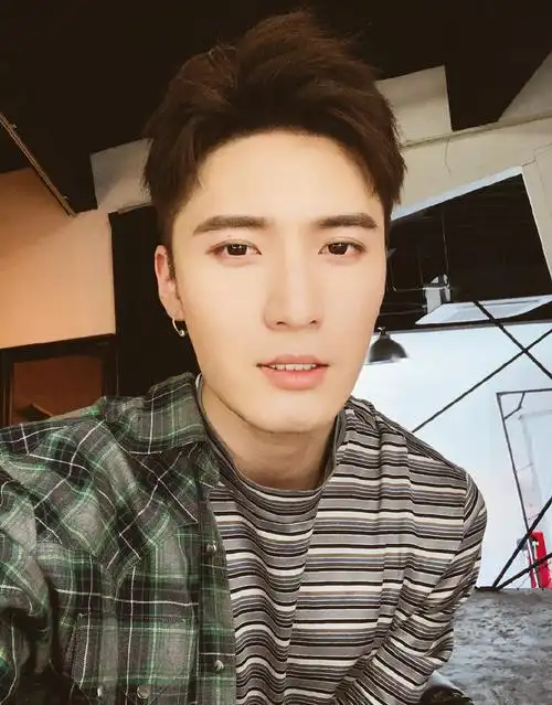 简介:刘海宽帅气生活照图片,分享一组刘海宽图片给大家,图中的明星