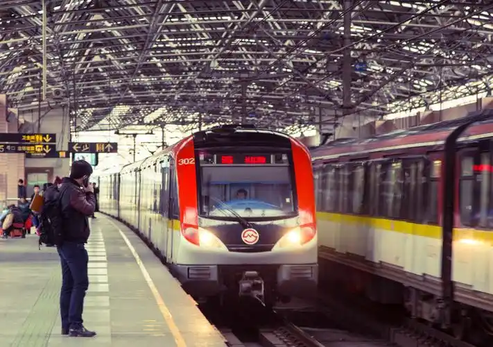 p>地铁是在城市中修建的快速,大运量,用电力牵引的轨道交通.