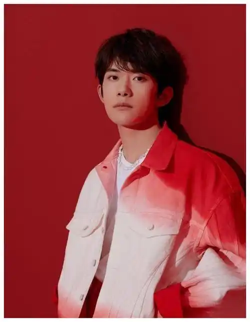 原创易烊千玺穿红色西装腰间扎个带搭配三七分发型尽显高级脸