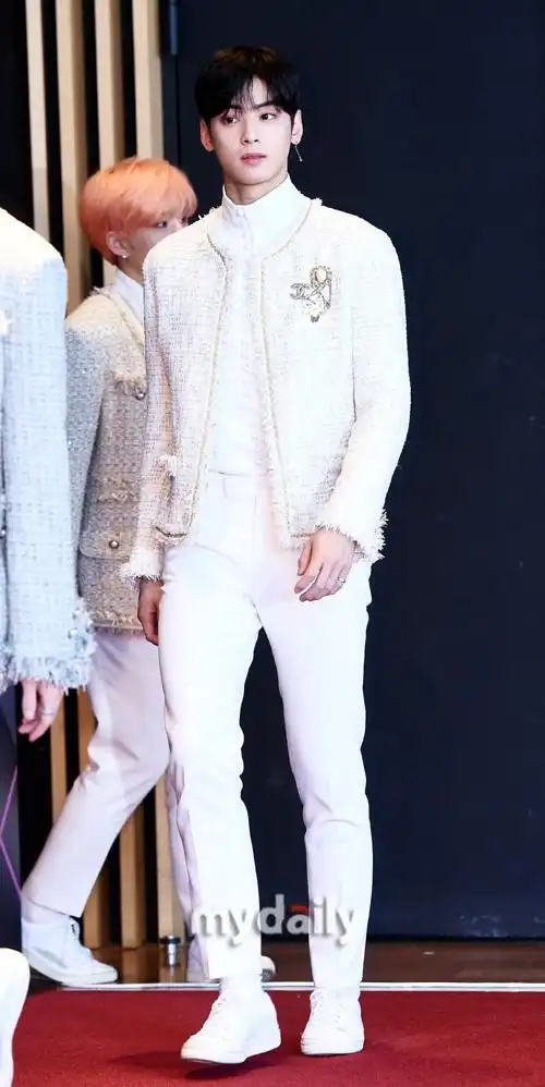 组图:gfriend等韩团亮相红毯 车银优帅气抢镜_高清图集_新浪网