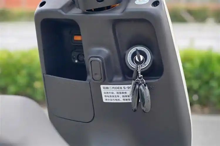 双倍质保双倍续航雅迪冠能二代de8s评测边骑边充电的电动车