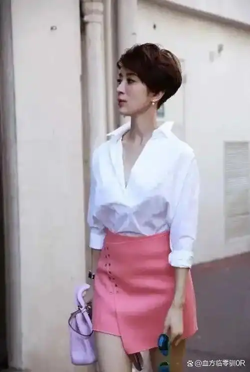 金巧巧都48岁了还有少女身材,穿紧身裙曲线真够抢眼,真长脸