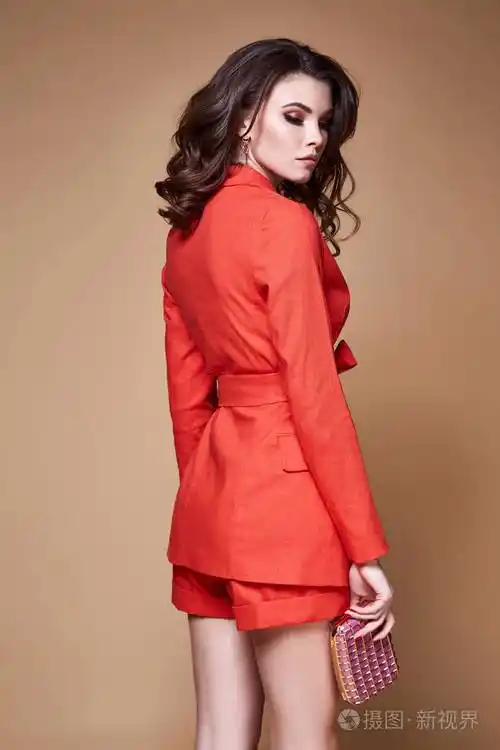 皮肤色调较暗的人适合一些茶褐色系,令你看来更有个性墨绿枣红咖啡色