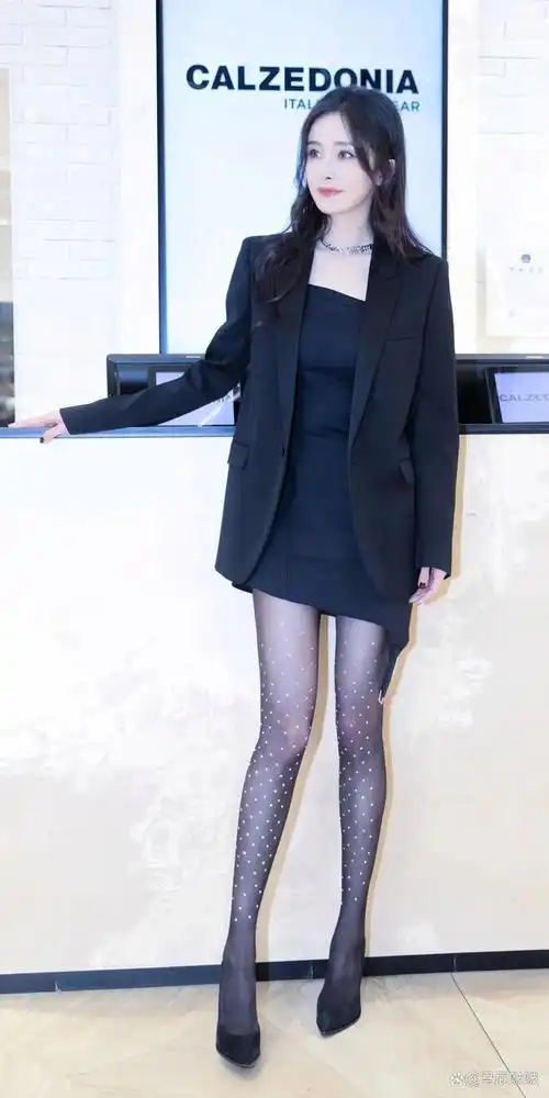 此次亮相,杨幂以一身别致的西装搭配黑色丝袜和高跟鞋,无疑成为了全场