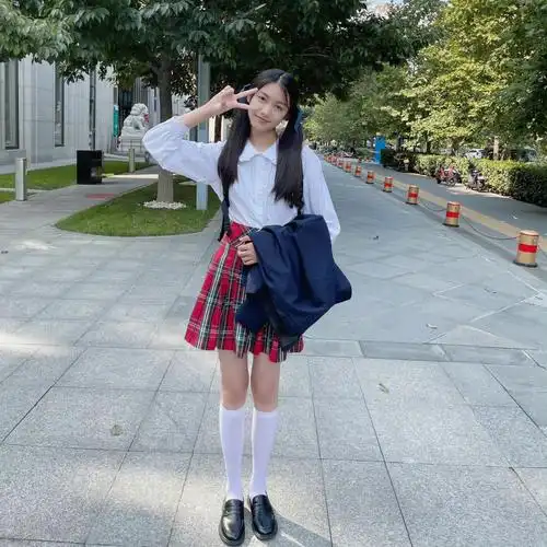 但张籽沐身高傲人,近一米七的身高在同龄女孩中很是出众,拥有的一双大