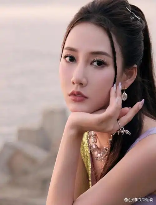 7月29日深夜,女歌手弦子在个人社交平台上发布了一组美照,引起广泛