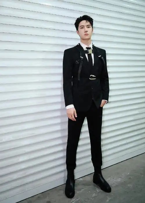 王一博街舞西装背带造型