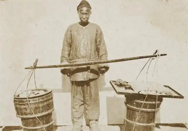 在中国的古代,农民们常常用一种名为"扁担"的工具来挑起重物,这种工具