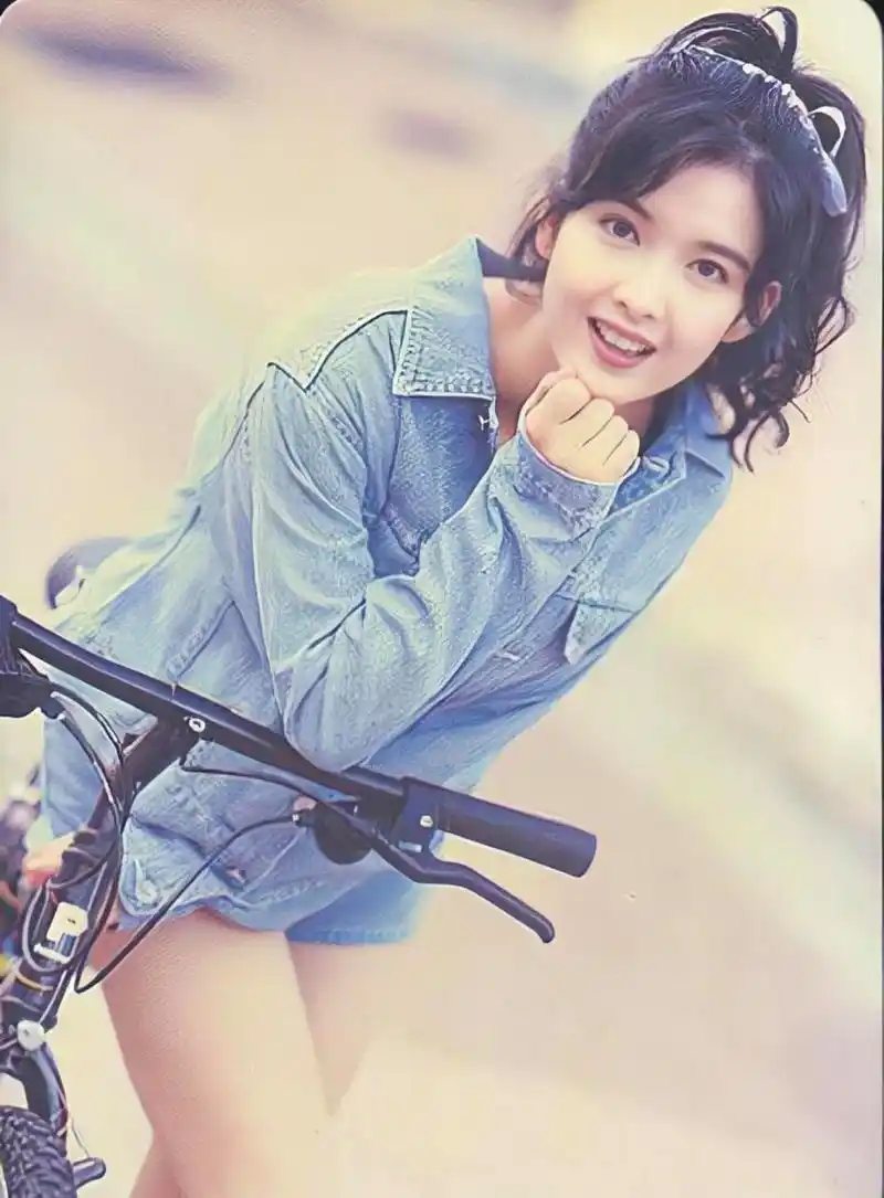 周慧敏以清纯玉女的形象深入人心,时光美人般的容颜更是让人难以忘怀.