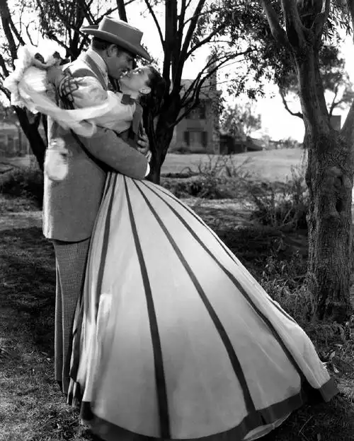 最后的最后,吐槽一下电影的官方剧照里,好多甜甜的亲亲抱抱电影里都没