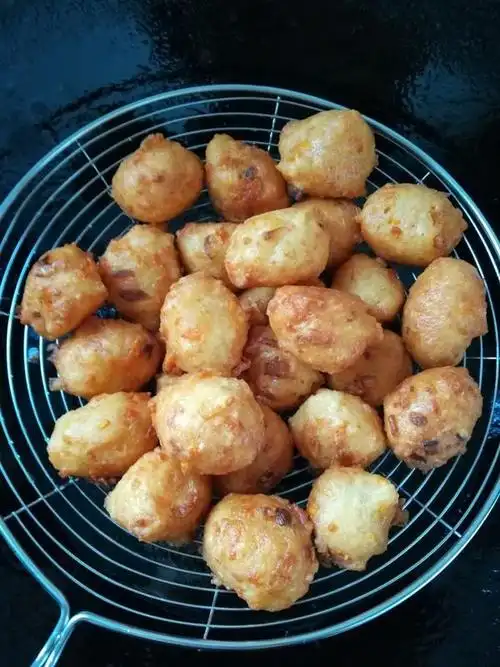 豆腐丸子的家常做法炸丸子(炸豆腐丸子怎么炸又蓬松又好吃)(8)