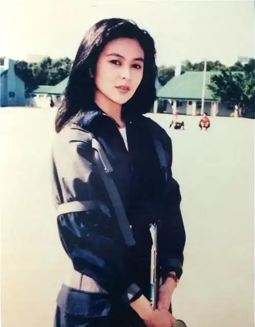 59岁关之琳开通视频账户,7小时粉丝增加79万,但她只关注一个人_刘德华