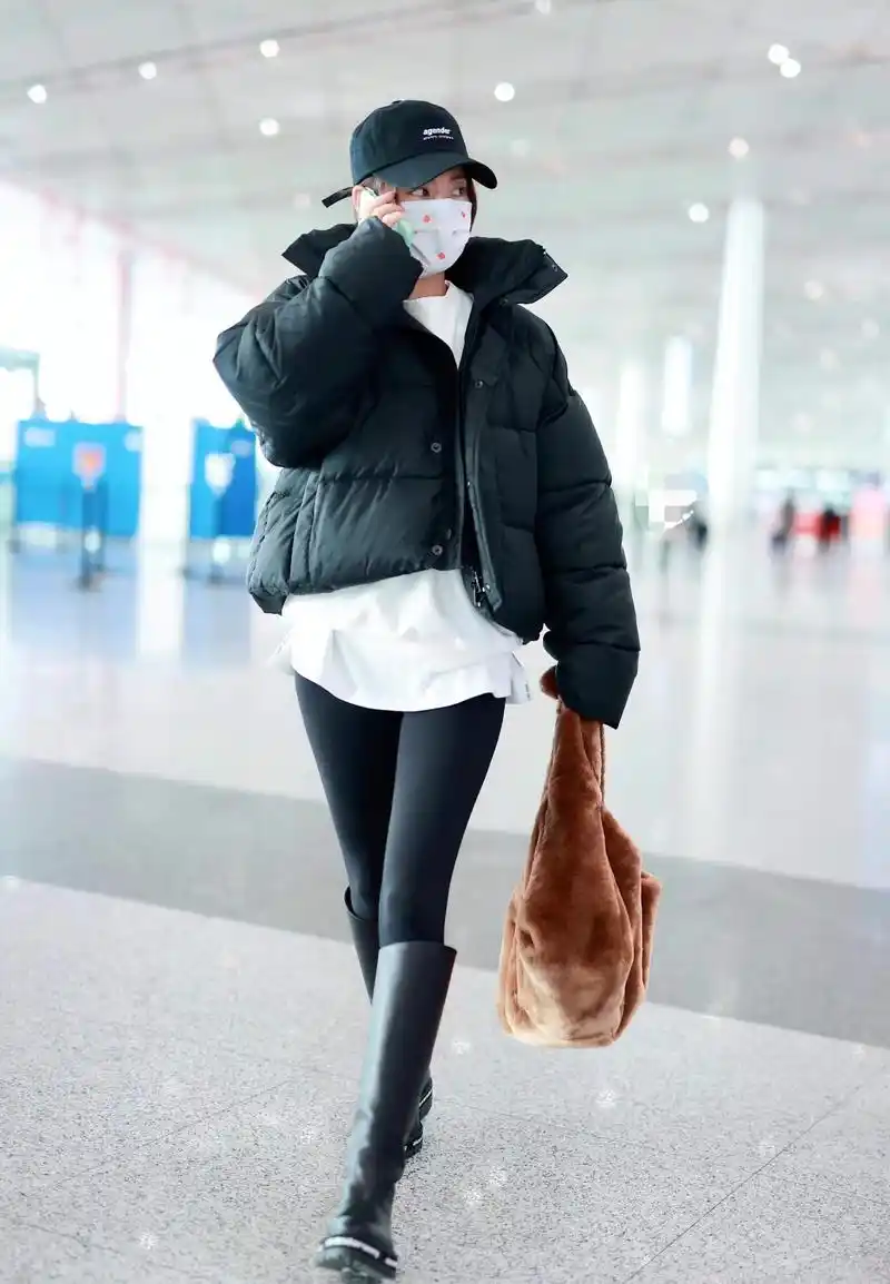 张嘉倪身材真好,"提臀裤"配黑筒靴满屏的长腿,严实打扮也迷人