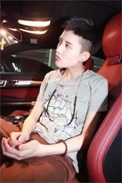 林弯弯的女朋友依依资料照片 林弯弯和李溪芮关系