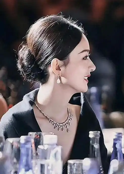 赵丽颖侧脸展现完美"鼻子"!