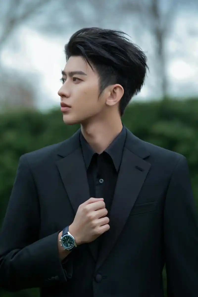 剃鬓角了好帅耶 这脸型 这发际线 这五官绝了[舔屏][舔屏]@蔡徐坤