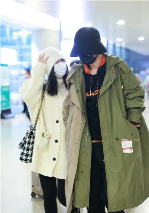 好甜谢娜张杰同框现身机场夫妻俩贴身说悄悄话深情对视好恩爱