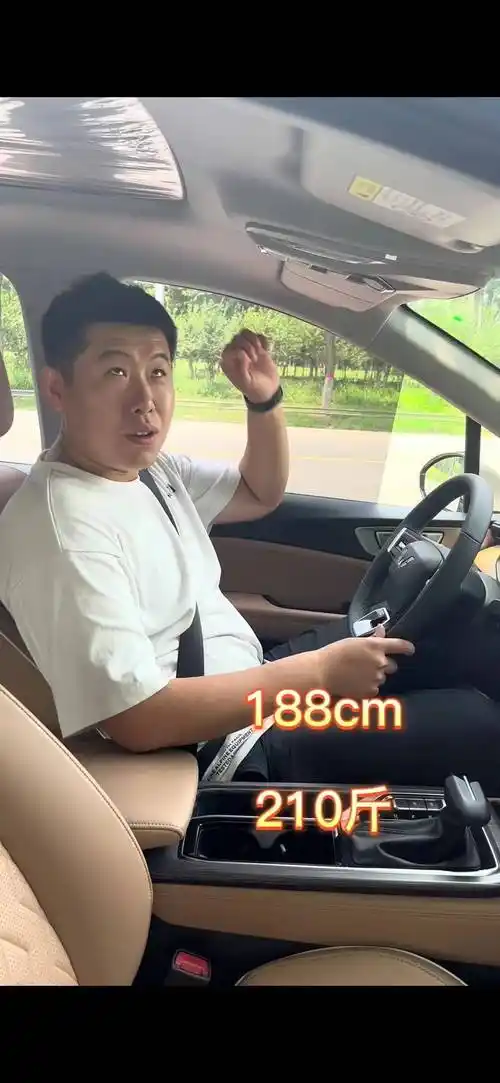 外加一位媒体观察员小梅,体重目测110斤,一位陪驾工作人员,体重160斤