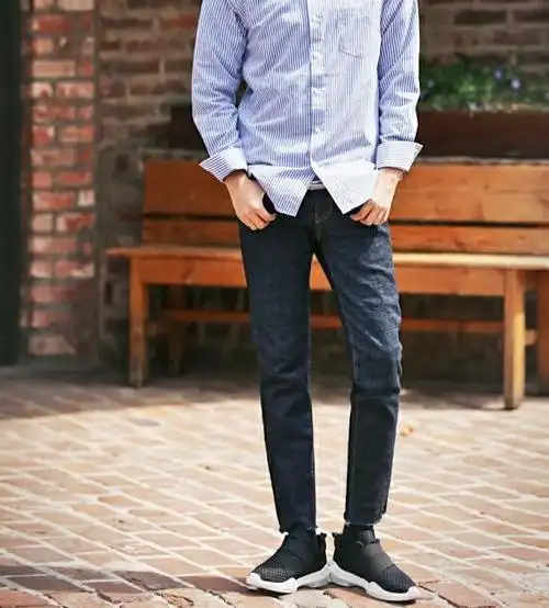 可以说小白鞋算是很百搭的休闲鞋了,搭配各种颜色的休闲长裤都合适