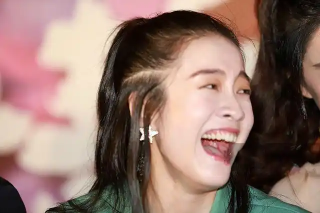 形象全毁张雪迎参加活动张开大口笑到失控闭眼吃手无偶像包袱