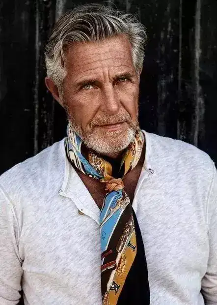 男士丝巾系法教程男士怎样系丝巾简单又好看