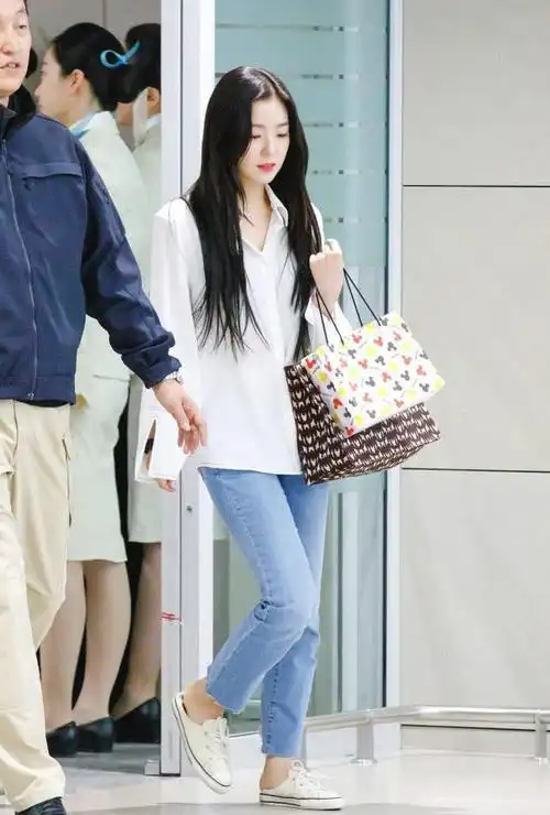 上游时尚裴珠泫把匡威穿出拖鞋既视感意外时髦