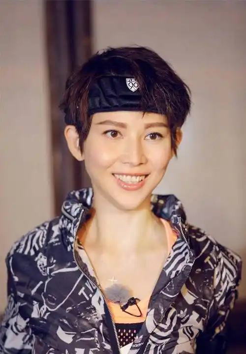 50岁蔡少芬为4岁儿子庆生儿子穿几十元衣服一家5口都是高颜值