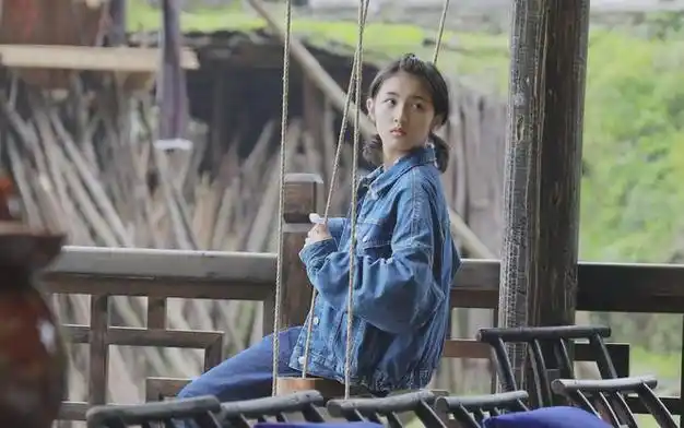 作品无人问津,演技被质疑:和渣男焉栩嘉恋爱后,张子枫被骂惨了|周迅