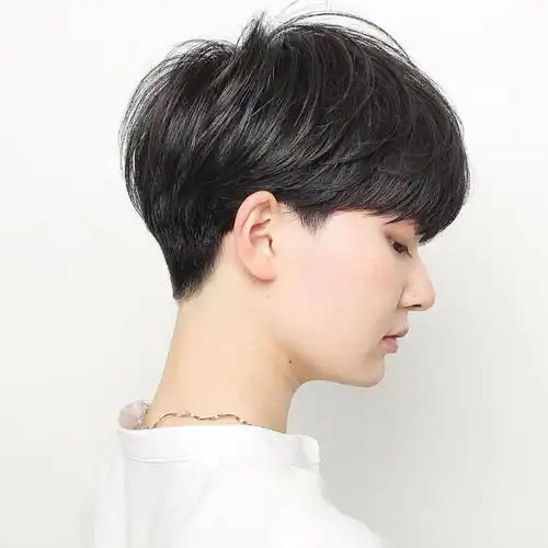 毫无疑问,**清爽的女士发型**错不了,推边短发算是清爽女发的代表了.