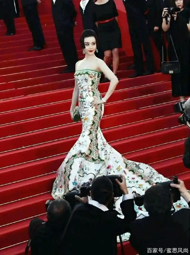 范冰冰当之无愧的红毯女神,所穿"龙袍"被英国博物馆永久收藏!