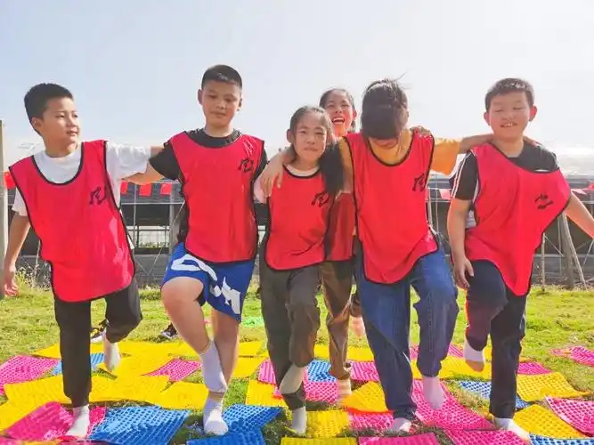 指压板的挑战可不是每个人都行的,团队协作成了我们的选择