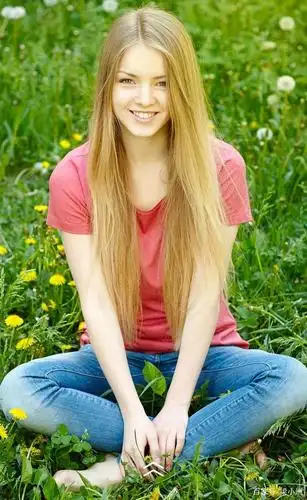 随着社会的发展,生活压力大,发自内心的微笑少了,犹如行尸走肉般,隐藏