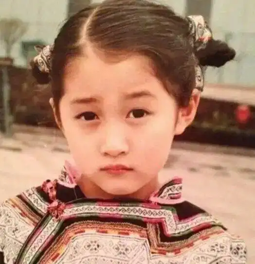 关晓彤短发童年照曝光 脸颊肉嘟嘟超可爱_小时候