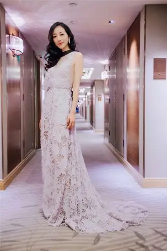韩雪获"最具魅力女演员"剪纸镂空晚礼服尽显东方美