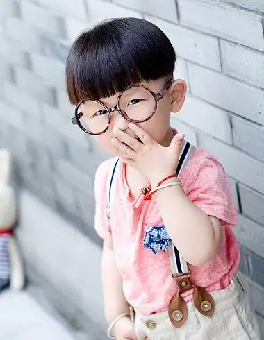 短发造型更适合小孩子,但短发的样式也有很多,给孩子选造型,别和发型
