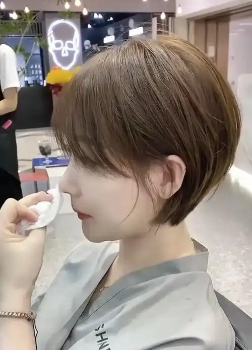 减龄蓬松的短发发型推荐适合圆脸方脸女生减