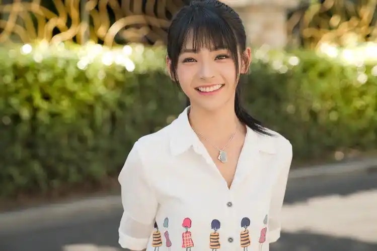 sing林津伊写真清新美好明眸皓齿似拍牙膏广告