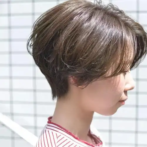 女生齐耳短发中分帅气