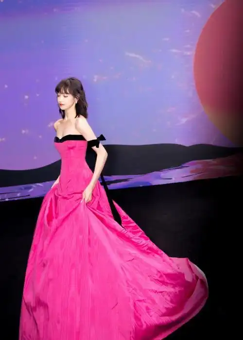 热烈不失温柔,俏皮又别致,太有时尚感了|长裙|抹胸裙|优雅气质_网易