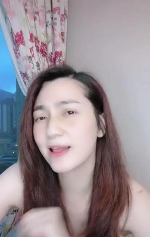 洪欣素颜录视频,虽然皮肤光滑很冻龄,但双眼皮比眼睛还大