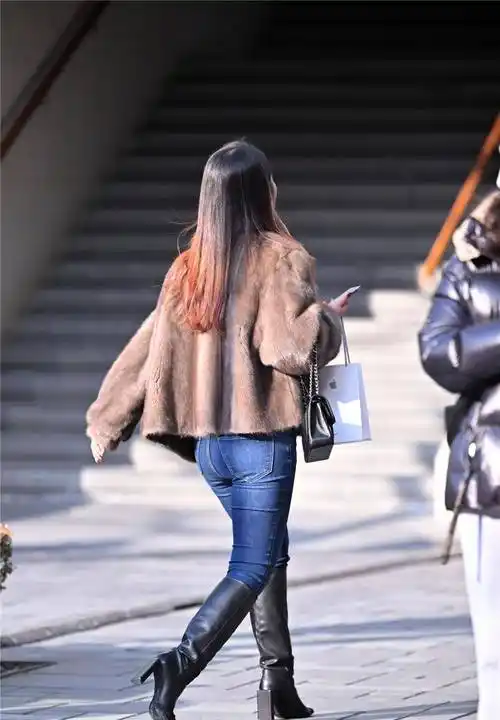 紧身牛仔裤搭配长靴,冬季的经典,每一位美女的搭配都不一样_风格_黑色