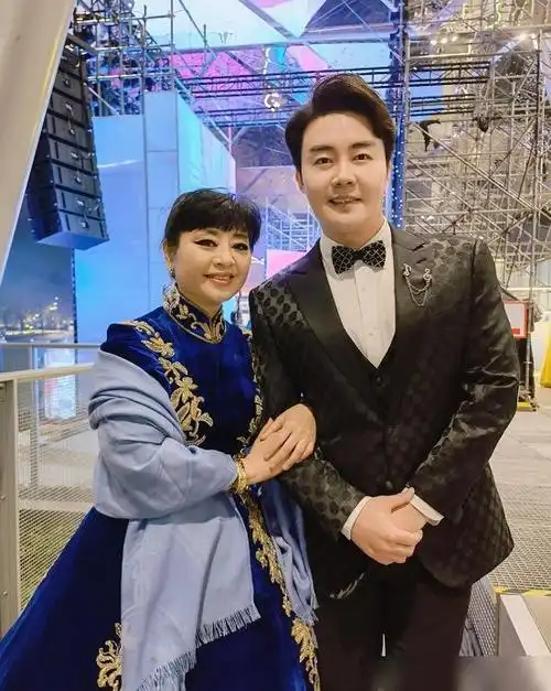 张英席半月内2次和殷秀梅合影不叫殷老师竟直呼秀梅老师