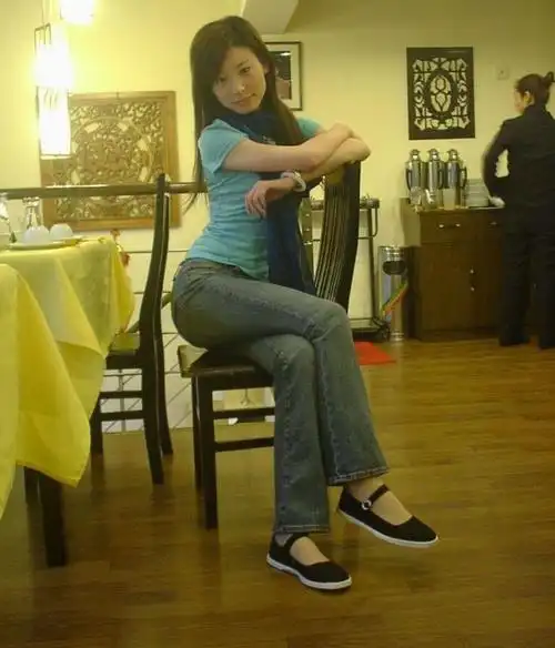 穿一带布鞋的美女