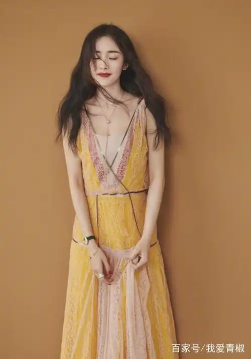 167cm的杨幂撞衫172cm的古力娜扎,终于知道女人和女孩的差别